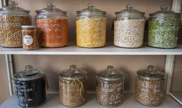 Merce sfusa e niente imballaggio, sono i negozi "zero waste": Ma a Bari non decollano